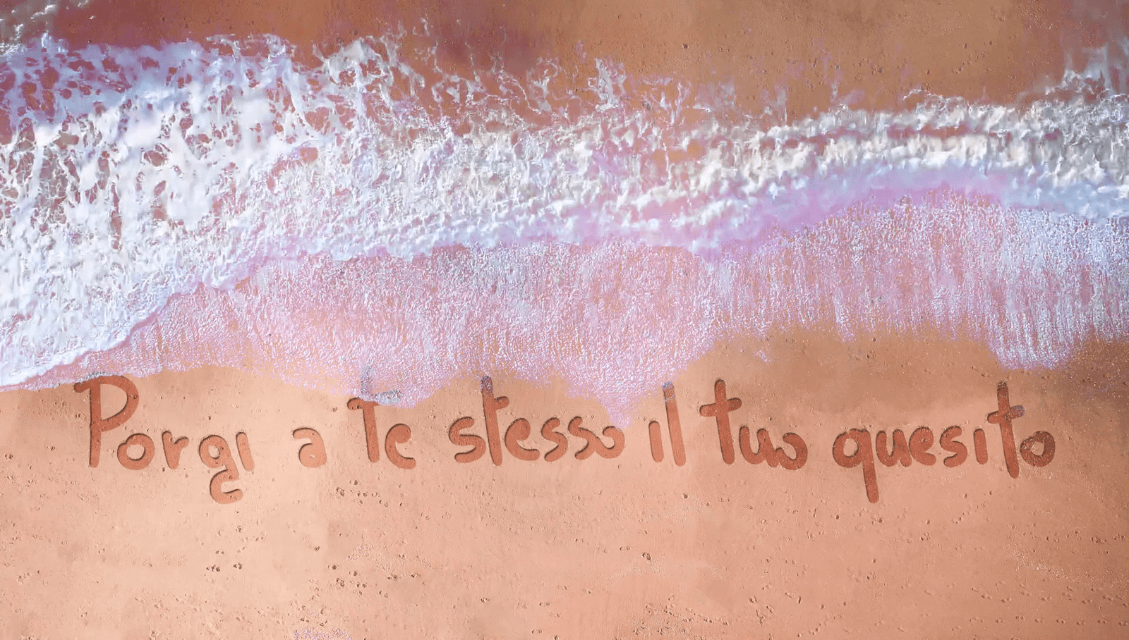 vista dall'alto sull'area interattiva con rappresentazione scritta sulla sabbia dell'oracolo al visitatore